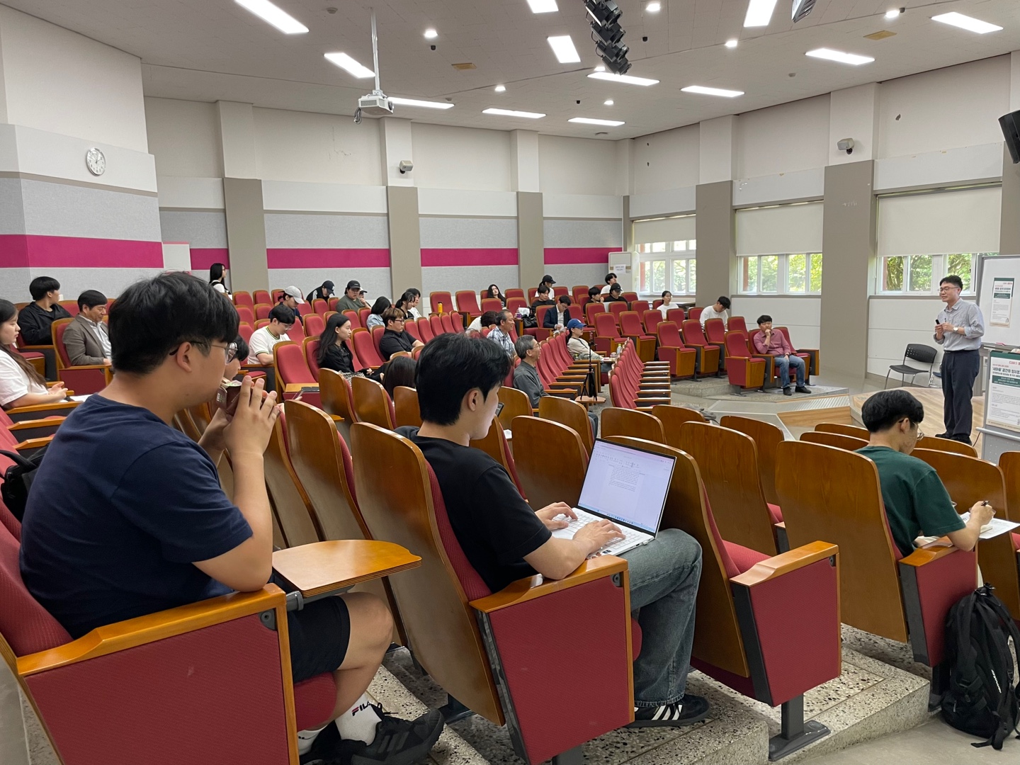 20240618 쿰다콜로키움 2024 두번째 초빙강연회 ''새마을'공간의 정치경제학: 한국현대사를 바라보는 몇 가지 새로운 서사'(연세대 김성조 교수)